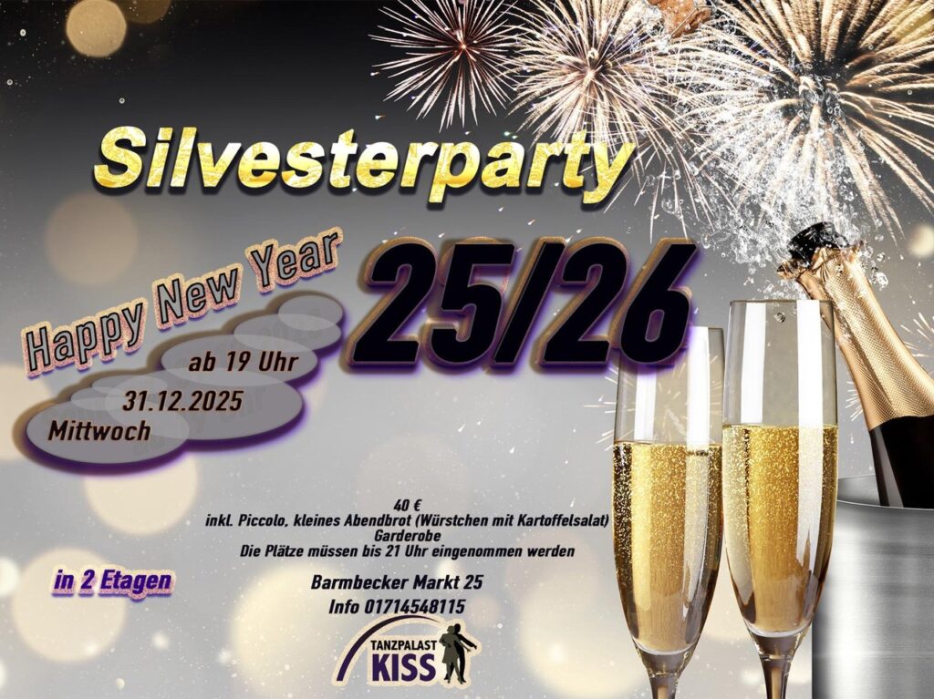 Zwei Sektgläser vor buntem Feuerwerk und Silvesterparty Schriftzug in Goldfarben